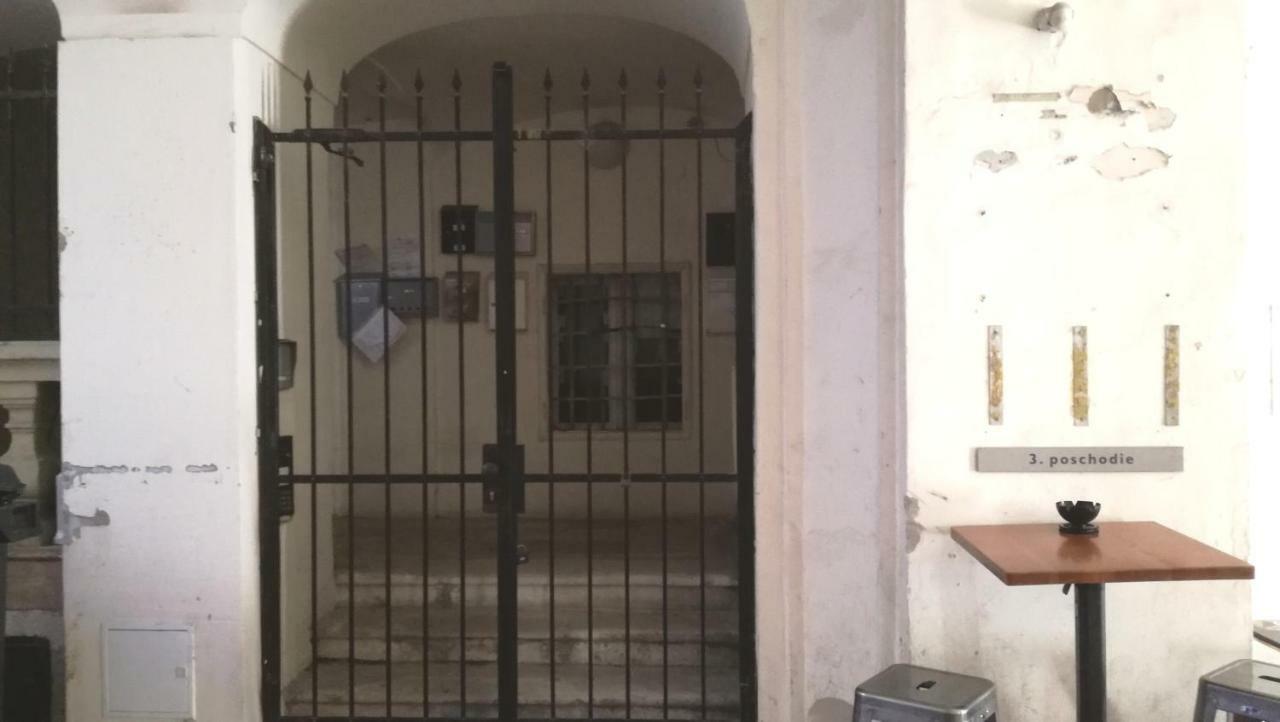Apartment Mona - Old Town Bratislava Bagian luar foto